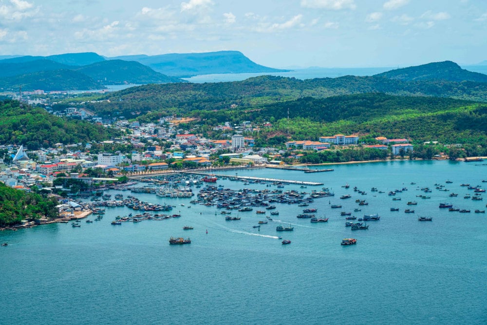 The An Thoi Archipelago attracts visitors with its pristine beauty, crystal-clear waters, and rich marine biodiversity 